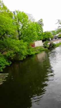 Bu Wisconsin 'deki Milwaukee Nehri boyunca huzurlu bir yürüyüş. Video, uzun bir günün ardından gevşemek için mükemmel bir rahatlatıcı ve rahatlatıcı yolculuktur. Suyun nazikçe süzülmesi...