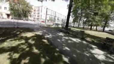 Bu video sizi huzurlu bir parka doğru rahatlatıcı bir yolculuğa çıkarıyor, orada bir bankta rahatlayabilirsiniz ve park çitlerinin ötesindeki şehrin kavşağını ve koşuşturmasını izleyebilirsiniz. Park çok sessiz.