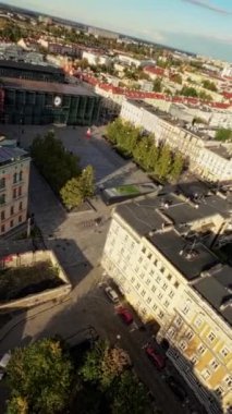 Bu nefes kesici FPV insansız hava aracı görüntüsü sizi hareketli bir şehrin kalbine doğru heyecanlı bir yolculuğa çıkarıyor. Videoda şehrin ikonik simgelerinin çarpıcı hava manzaraları yer alıyor.
