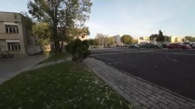 Video, okul bahçesinde uçan bir İHA 'nın birinci şahıs görüntüsüyle başlıyor. İHA okul bahçesinde uçuyor, oyun alanının, basketbol sahasının ve etrafındaki binaların görüntülerini yakalıyor.