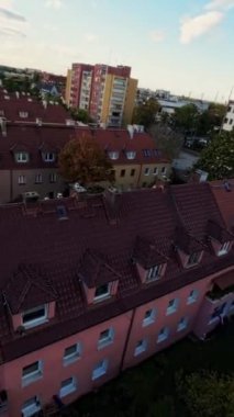 Bu FPV insansız hava aracı görüntüsü yerleşim bölgesinin kuş bakışı görüntüsünü sağlıyor. Video 4K çözünürlükte ve şehrin çarpıcı bir görüntüsünü sağlıyor. İnsansız hava aracı evlerin üzerinde uçarak benzersiz bir...