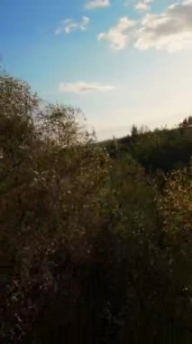 Video uzun ve terk edilmiş bir fabrika binasının görüntüsüyle başlıyor. Bina tuğladan yapılmıştır ve büyük bir bacası vardır. Camlar kırılmış ve duvarlar grafiti ile kaplanmış. Yer.