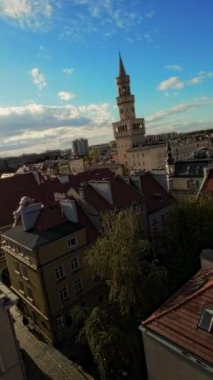 Warsaw Eski Kasabası 'nın güzelliğini bu nefes kesici FPV insansız hava aracı uçuşuyla yaşayın. Gökyüzünde süzülür ve çarpıcı mimariye, canlı sokaklara ve hareketli pazarlara hayret eder.