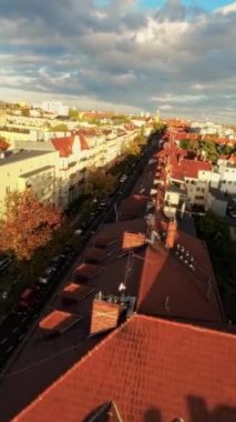 Kendinizi daha önce hiç olmadığı kadar büyüleyici bir sonbahar şehrinin büyüleyici güzelliğine daldırın FPV insansız hava aracı görüntülerimizle. Eşsiz bir hava perspektifinden çekilen videomuz sizi büyülüyor.
