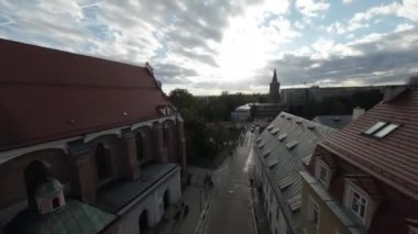Bu nefes kesici FPV Birinci Şahıs Görüntüsü sizi Polonya 'nın Eski Varşova Kasabası' nın kalbine doğru heyecanlı bir yolculuğa çıkarıyor. Şehir tarihinin çarpıcı mimarisine hayran kaldım.
