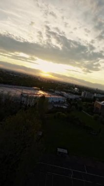 Bu FPV insansız hava aracı görüntüsü güzel bir günbatımı sırasında şehrin adı üzerinde çekildi. İnsansız hava aracı pilotu şehrin üzerinde bir çok simge üzerinde uçtu. Bunlardan biri de simge adı, simge adı ve...