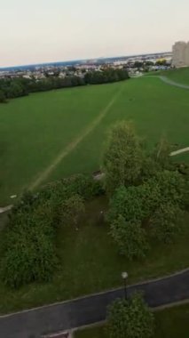 Bu FPV drone görüntüleri ağaçlar, tarlalar ve oyun parkı olan bir parkı gösteriyor. Video, izleyicilere parkta uçma hissi veren birinci şahıs perspektifinden çekildi. İnsansız hava aracı uçuyor