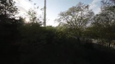 Video uzun, tuğladan bir baca ile başlıyor. Kamera daha sonra büyük ve terk edilmiş bir sanayi bölgesini ortaya çıkarmak için aşağı iniyor. Arazi yabani otlarla kaplanmış ve enkazla dolmuş. Var.