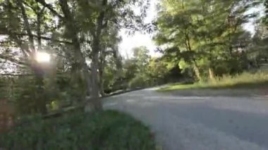 Milwaukee, Wisconsin 'deki Milwaukee Nehri boyunca FPV uçuşu. Uçuş Milwaukee Hayvanat Bahçesi 'nden başlıyor ve birkaç köprünün altından geçerek kuzeye gidiyor.