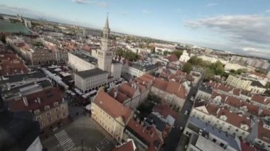 Bu nefes kesici FPV Birinci Şahıs Görüntüsü sizi Polonya 'nın Eski Varşova Kasabası' nın kalbine doğru heyecanlı bir yolculuğa çıkarıyor. Eski Şehir Meydanı 'nın çarpıcı mimarisine hayran kaldım.
