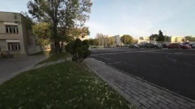 Video, okul bahçesinde uçan bir İHA 'nın birinci şahıs görüntüsüyle başlıyor. İHA okul bahçesinde uçuyor, oyun alanının, basketbol sahasının ve etrafındaki binaların görüntülerini yakalıyor.