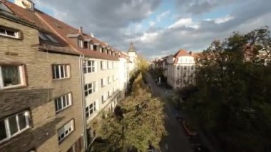 Bu nefes kesici FPV insansız hava aracı görüntüsüyle tarihi bir şehrin dar sokaklarında uçmanın heyecanını yaşayın. Video sizi çatıların üstünde muhteşem manzaralar sunan bir yolculuğa çıkarıyor.