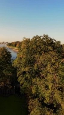 Video, parktaki gölette uçan bir İHA 'nın birinci şahıs görüntüsüyle başlıyor. Drone daha sonra nehir boyunca uçar, bir köprünün altından geçer ve bazı ağaçların arasından geçer. Video şu şekilde çekilmiştir: