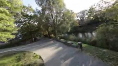 FP V 'nin Frth, Almanya' daki Main-Tuna Kanalı boyunca uçuşu birinci şahıs görüşü. Video, Frth Stadtgrenze şehir sınırı tabelasında başlıyor ve kanal boyunca güneye doğru ilerleyip birkaç köprünün altından geçiyor.