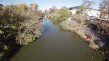 FPV 'nin sonbaharda Ljubljanica nehri boyunca uçuşu birinci şahıs görüşü. Video Trnovo Köprüsü 'nden başlıyor ve akıntı yönünde devam ediyor. Cobblers Köprüsü, Kasap Köprüsü ve Kasap Köprüsü' nün altından geçiyor.
