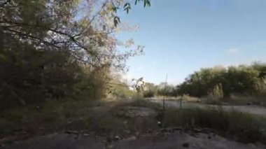 Video, büyük ve terk edilmiş bir sanayi bölgesinin üzerinde uçan bir İHA 'nın FPV görüntüsüyle başlıyor. İnsansız hava aracı bir fabrika, bir depo ve bir park yeri de dahil olmak üzere çeşitli yapıların üzerinde uçuyor.