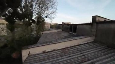 Video, terk edilmiş bir okulun üzerinde uçan bir İHA 'nın birinci şahıs görüntüsüyle başlıyor. İnsansız hava aracı okulun çatısında uçuyor, ki üzeri graffitiyle kaplı. İnsansız hava aracı daha sonra...