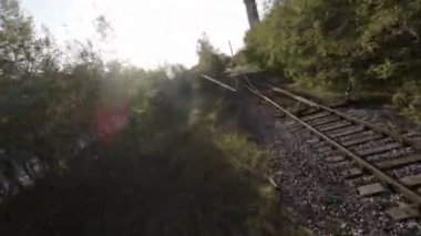 Bu terk edilmiş bir tren istasyonunda uçan bir İHA 'nın birinci şahıs görüntüsü. Video, İHA 'nın avluda uçarken bakış açısından çekildi.