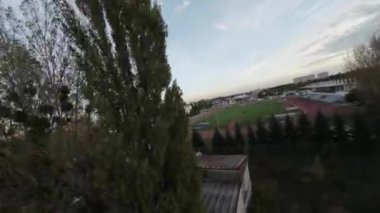 Video, şehir parkında uçan bir İHA 'nın birinci şahıs görüntüsüyle başlıyor. Drone bir otoparkın üzerinden uçuyor, ağaçların arasından geçiyor, ve sonra bir futbol sahasının üzerinden geçiyor. İnsansız hava aracı çatıya doğru uçar.