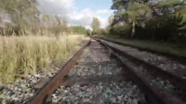 Bu terk edilmiş tren raylarının üzerinde uçan bir İHA 'nın birinci şahıs görüntüsü. Video İHA 'nın perspektifinden çekilmiş ve izleri benzersiz bir açıdan gösteriyor. Video başlıyor.