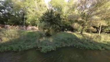 Almanya 'nın Münih kentindeki Is ar nehri boyunca birinci şahıs uçuşu. Video Thalkirchen 'de başlıyor ve Maximiliansbrcke köprüsünde bitiyor. Yol boyunca, İHA üzerinde uçar