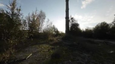 Video, uzun, beton bir kule görüntüsüyle başlıyor. Kamera daha sonra yer seviyesine uçar ve terk edilmiş sanayi bölgesinden geçer. Bölge yabani otlarla kaplanmış ve etrafı çöplerle doldurulmuş.