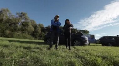 Bu yürek ısıtan video çocukluğun neşesini ve masumiyetini yakalıyor. Sevimli küçük bir kız, sevgi dolu anne babasıyla güzel bir tarlada vakit geçirirken. Üçlü, eğlenceli bir şekilde görülür.