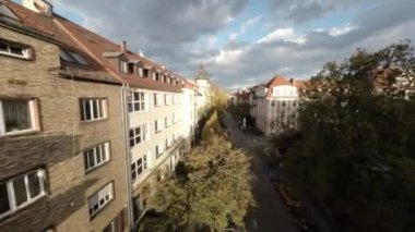 Bu FPV insansız hava aracı görüntüsüyle gökyüzünde uçmanın heyecanını yaşayın. Çarpıcı hava görüntülerini yakalıyor, insansız hava aracı tarihi şehrin üzerinde süzülüyor, güzelliğini gösteriyor.