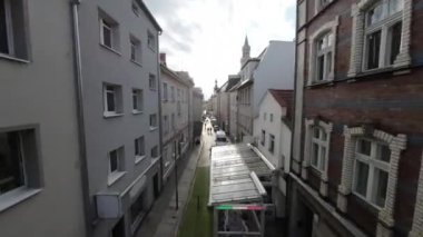 Şehir merkezindeki eski tarihi yerleşim binaları ile ortaçağ belediye binası manzarası arasında dar bir kaldırım taşı caddesi. Sokaklar eski, yarı kereste kaplı çatıları olan evlerle dolu.