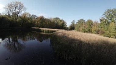 Video, küçük bir nehrin üzerinde uçan bir İHA 'nın FPV görüntüsüyle başlıyor. Drone nehir boyunca uçuyor, bir köprünün altından geçiyor ve bazı ağaçların arasından geçiyor. Nehir bir parkla çevrilidir.
