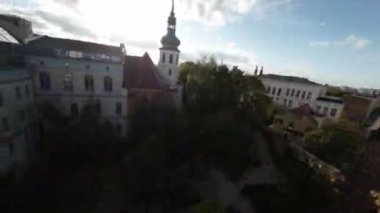 Bu nefes kesici FPV insansız hava aracı görüntüsü sizi güneş batarken şehrin üzerinde büyüleyici bir yolculuğa çıkarıyor. Videoda kiliseler de dahil olmak üzere ikonik kent simgelerinin çarpıcı hava manzaraları yer alıyor.