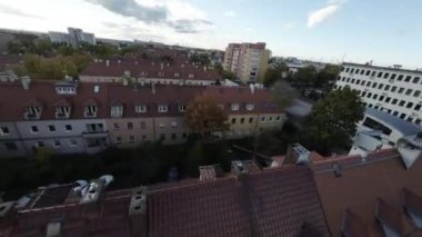 Kendinizi hareketli bir şehrin kalbinde büyüleyici bir hava yolculuğuna daldırın. FPV insansız hava aracımız sizi canlandırıcı bir gezintiye çıkarıyor, şehir manzarasının üzerinde süzülüyor ve gizli yerini açığa çıkarıyor.