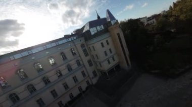 Bu nefes kesici FPV İlk İnsansız Hava Aracı görüntüsü sizi Riga, Letonya semalarında heyecanlı bir yolculuğa çıkarıyor. Video, şehrin çarpıcı mimarisini gözler önüne seriyor.