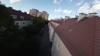 Sizi yerleşim yerinin kalbine doğru nefes kesici bir yolculuğa çıkarırken kendinizi eşsiz bir bakış açısına daldırın. FPV insansız hava aracı görüntülerimiz şehir manzarasını canlandırıyor.