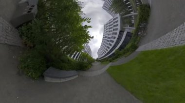 Bu modern bir ofis parkında sanal bir tur. Park bir banliyö bölgesinde yer almaktadır ve ağaçlar ve yeşilliklerle çevrilidir. Parkta birçok ofis binası var, hepsi de...