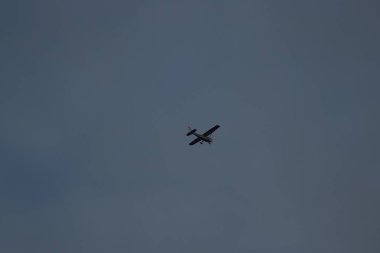 Gökyüzünde küçük bir uçak uçuyor