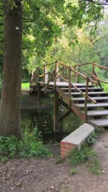 Parktaki nehrin üzerindeki eski ahşap köprü.