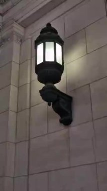 Berlin sokaklarında eski bir fener