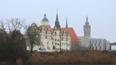  Nehir kenarındaki resim gibi bir kale.