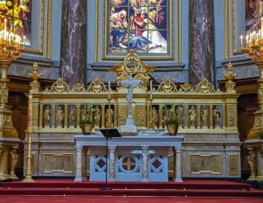 Tapınağın içi zengin bir sunak, yaldızlı korkuluklar ve mermer sütunlarla süslenmiş. Merkezde, üzerinde İsa figürü olan bir haç var. Dini manzaralı lekeli camlar katedralin atmosferini tamamlıyor..