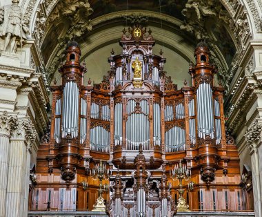  Berlin Katedrali 'nde bir org. Tahta gövde, metal borular, dekoratif oymalar, heykeller ve sütunlar..