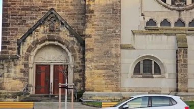  Eski kilisenin ana girişi.