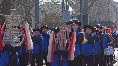 Şehrin sokaklarında bahar karnavalının parlak renkleri