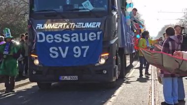  İnsanlar şehrin sokaklarındaki bahar karnavalının tadını çıkarıyor.