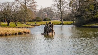 Nehre yerleştirilen kayalar suyun akışına doğal engeller koyuyor ve eşsiz bir doğal manzara yaratıyor..