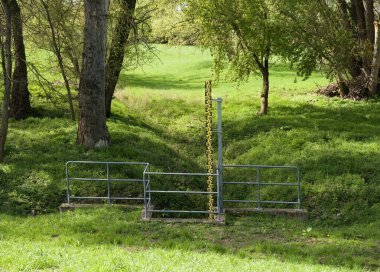 Açık havada su seviyesini ölçmek için bir aygıt.