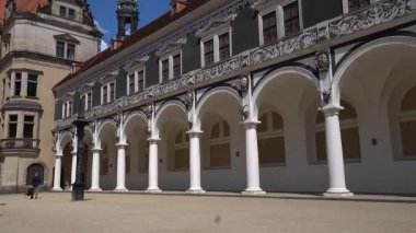  Dresden 'de tarihi bir bina dekoratif taş hayvan başları ile perade üzerinde, tipik Barok mimarisi..