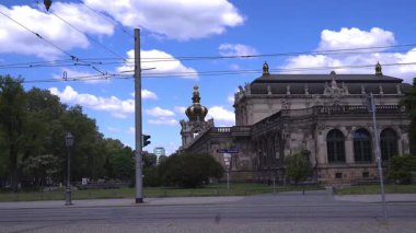  Dresden 'de tarihi binalar, kaldırımlı bir yol ve rahat bir şehir atmosferi olan sıradan bir cadde..