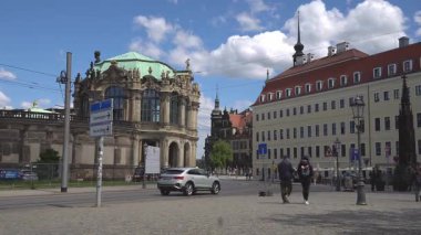  Dresden 'in merkezinde sakin bir cadde. Tarihi binalar, rahat kafeler ve eski bir kasaba atmosferi var..