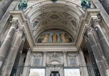  Berlin Katedrali 'nin ana girişi (Berliner Dom): 